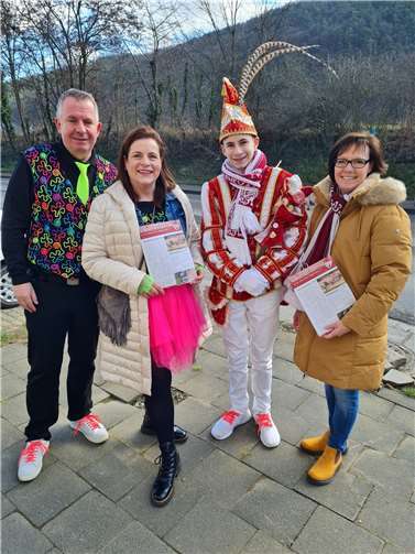 Walporzheimer Karnevalisten bringen den Karneval nach Hause Auch der Jugendprinz Christian David I. war mit von der Partie.