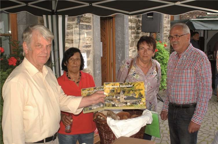 Auch der Kalender mit Westumer Motiven war ein begehrtes Objekt.
