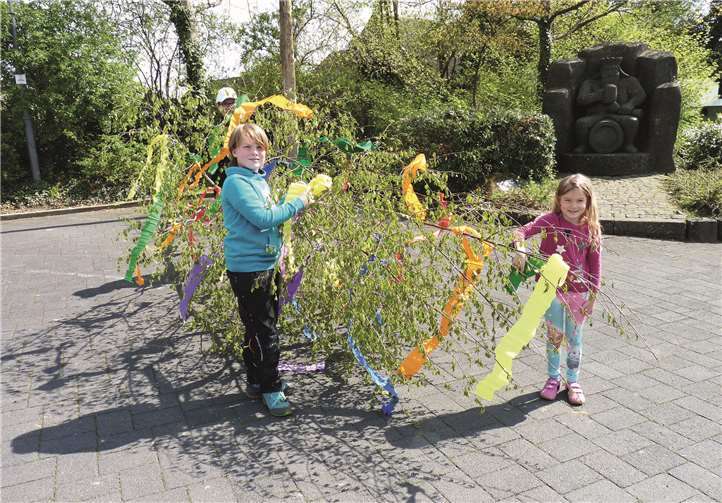 Auch der Kinderbaum wurde von Tom und Tilda Herrmann mit vielen bunten Bändern dekoriert.
