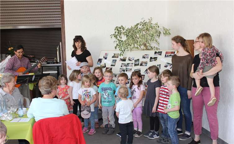 Auch der Kindergarten St. Remaclus gratulierte dem Seniorenkreis mit einigen Liedern. WER