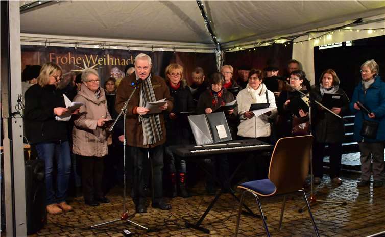 Auch der Kirchenchor gehörte zum Bühnenprogramm des Weihnachtsmarktes.