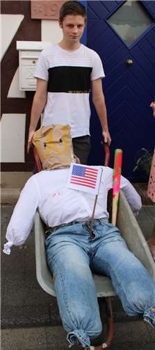 Auch der Kirmesmann wedelte mit der „Stars and Stripes“-Fahne.