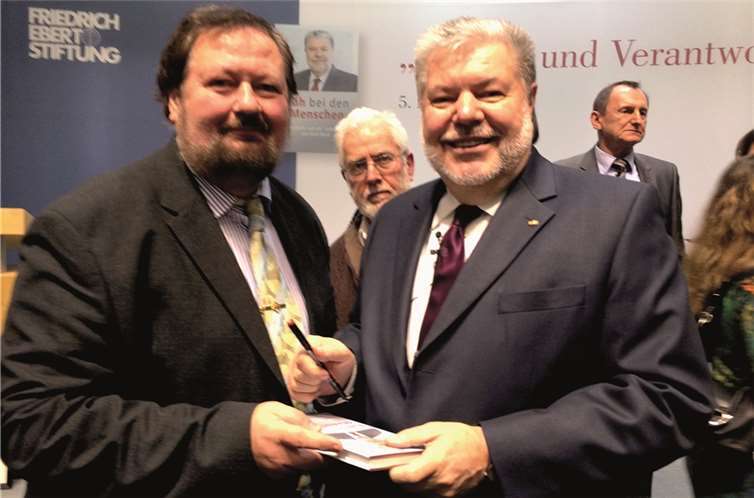 Auch der Koblenzer Journalist Franz-Josef Wüst gratuliert Kurt Beck. privat