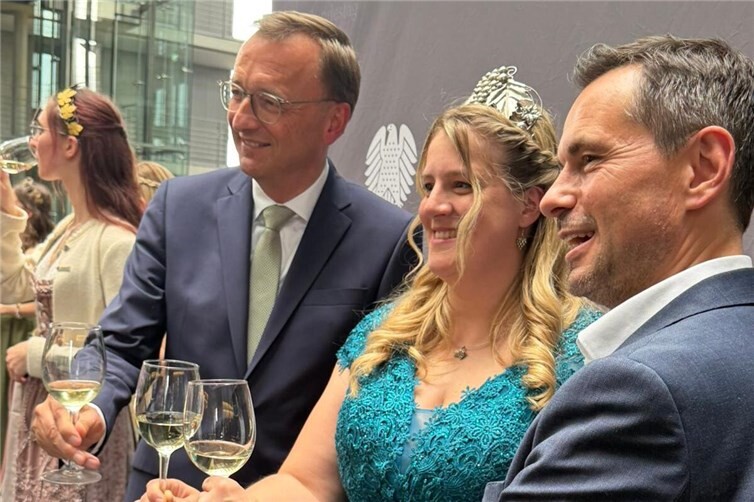 Auch der Koblenzer Oberbürgermeister David Langner (vorne rechts) stieß mit dem Weinadel und Josef Oster auf die Heimat an.
