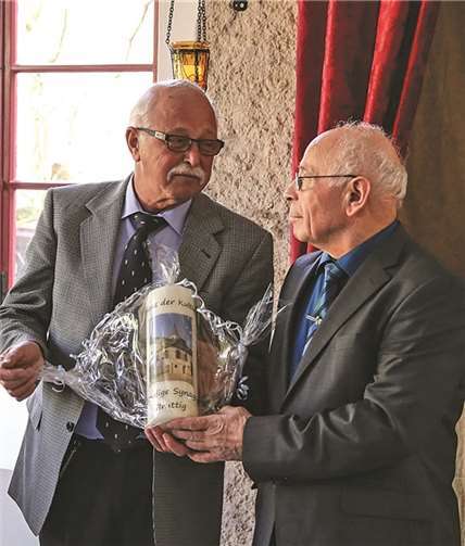 Auch der Kultur- und Heimatverein Niederzissen rettete eine Synagoge vor dem Verfall und überreichte für das „Haus der Kultur“ eine Kerze.