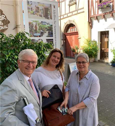 Auch der „Laden besonderer Art“, Kunsthandwerk Rheinblick, in dem unter anderem die Künstlerin Sonja Salehi aktiv ist, hat sich dem Fairtrade-Gedanken verschrieben. Ute Bockshecker (rechts) und Stadtbürgermeister Gerhard Hausen würdigten das Engagement aller Unkeler, die der Kulturstadt den Fairtrade-Status sichern. Foto: Thomas Herschbach