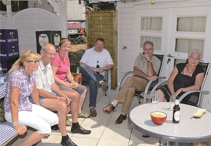 Auch der Linzer Bürgermeister Dr. Faust (2.v.r.) ließ es sich mit seiner Partnerin Frau Dr. Reul bei den Linzer Karnevalisten gut gehen. privat