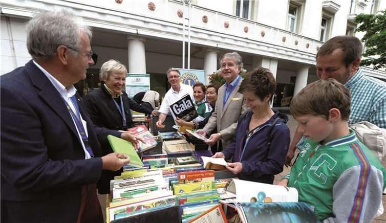 Auch der Lions Club Bad Neuenahr präsentierte sich an seinem Bücherstand in der Kurgartenstraße.