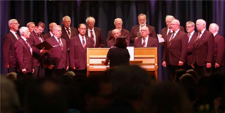 Auch der MGV Adenauer, eines der Ensembles unter dem Dirigat von Monika Mayer, trug gern zum Gelingen des Benefizkonzerts bei.