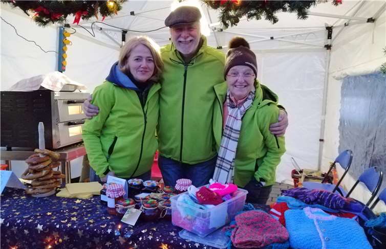 Auch der Mach mit e. V. war vertreten und bot allerlei Selbstgestricktes an.