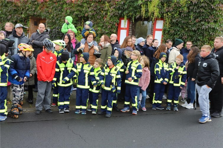 Traditionelle Abschlussübung und Löschnacht  Auch der Nachwuchs der Feuerwehr war vertreten. Fotos: WAMFO.DE