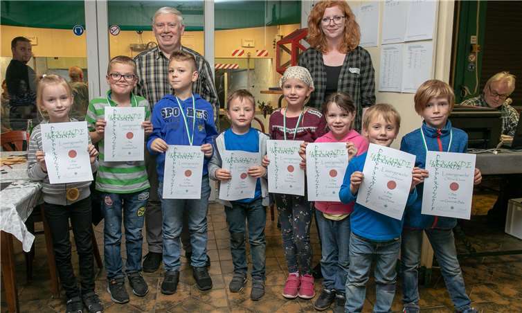 Auch der Nachwuchs versuchte sich beim Dorfpokalschießen der Schützenbruderschaft Oberdrees, und das mit Erfolg, wie Brudermeister Manfred von Goczinski und Jungschützenmeisterin Stefanie Marquardt bei der Siegerehrung feststellten.JOST