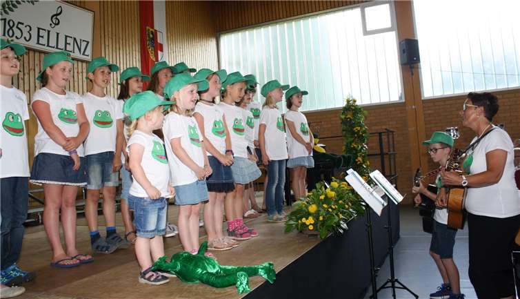 Auch der Nachwuchs wagte sich schon erfolgreich auf die Bühne. DerKinderchor „Klangfrösche“ aus Ellenz, unter der Leitung von Regina Fuhrmann. „Klangfrösche“ aus Ellenz, unter der Leitung von Regina Fuhrmann.