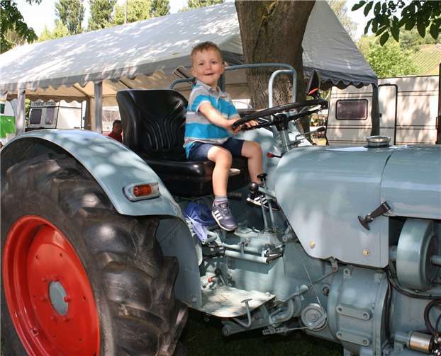 Auch der Nachwuchs war schon mit Freude bei der Sache, auch wenn er den Traktor von Papa nur in Form einer Trockenübung selbst fahren durfte.
