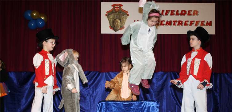 Auch der Nachwuchs war schon mit von der Partie. Die Pilliger Minigarde erfreute unter anderem mit Zirkus-Action.
