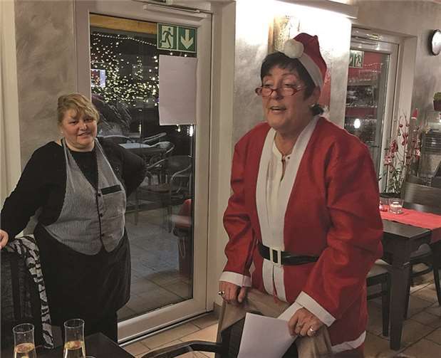 Auch der Nikolaus (Helga Marx) stattete einen Besuch ab (l. Wirtin Theresa).HB
