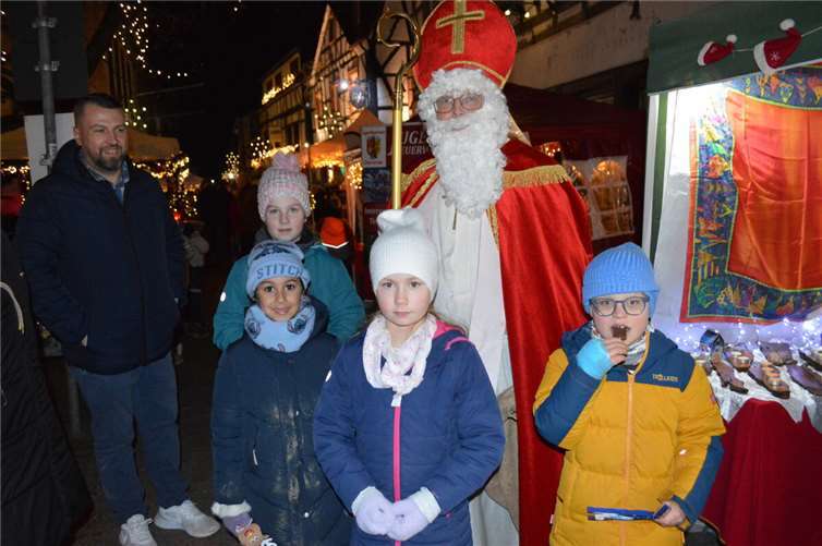Auch der Nikolaus, alias Hans-Werner Thiemann, war auf dem Oberwinterer Weihnachtsmarkt unterwegs.