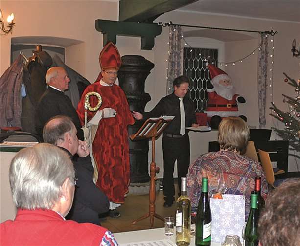 Auch der Nikolaus bereicherte die Feier durch seinen Besuch. Privat