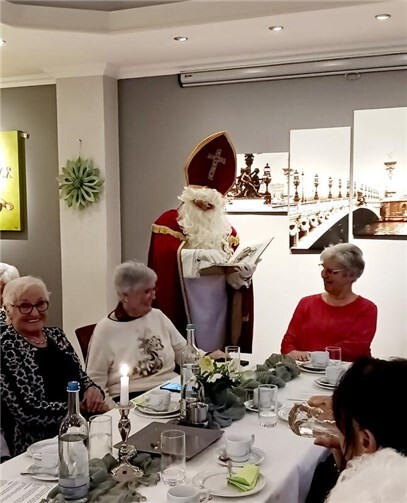 Auch der Nikolaus besuchte die Gäste an der Kaffeetafel.