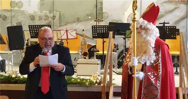 Auch der Nikolaus besuchte die Senioren in Dattenberg.Foto: privat