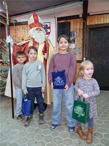 Auch der Nikolaus besuchte die Weihnachtsfeier des Bürgervereins.  Foto: Michael Koch