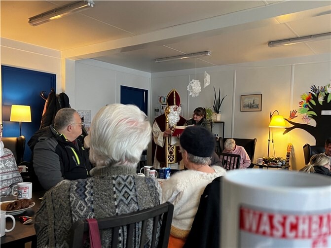 Auch der Nikolaus gratulierte zum ersten Geburtstag der Waschbar.  Foto: privat