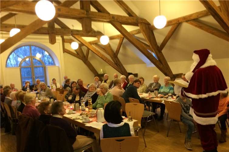 Auch der Nikolaus kam bei der Adventsfeier im Bürgertreff auf einen Besuch vorbei. privat