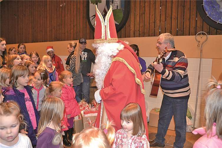 Auch der Nikolaus kam in das Gemeinschaftshaus und hatte für jedes Kind ein kleines Geschenk dabei.