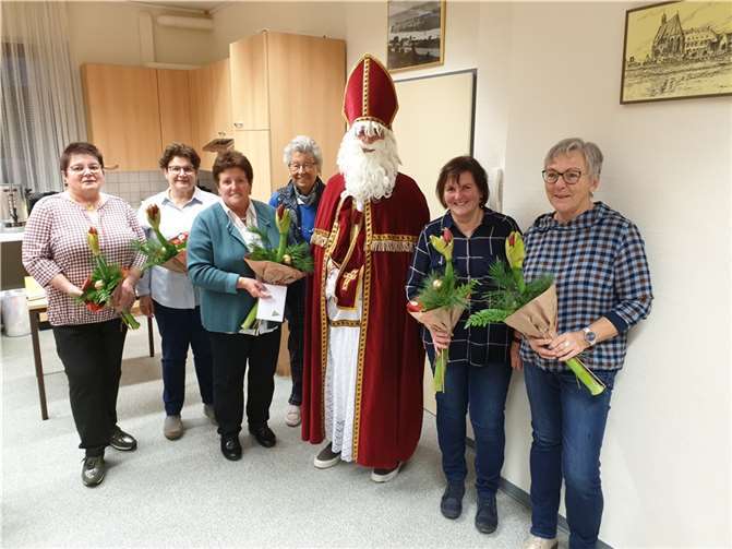 Auch der Nikolaus kam zu Besuch.  Fotos: Seniorentreff