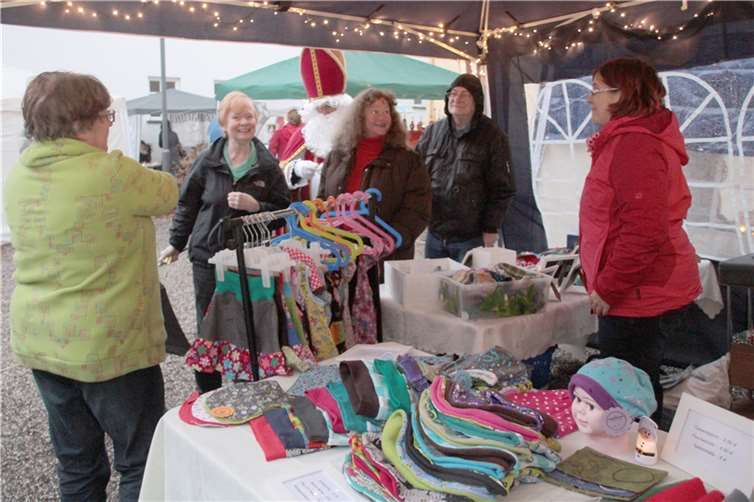 Auch der Nikolaus schaute bei den Verkaufsständen vorbei.