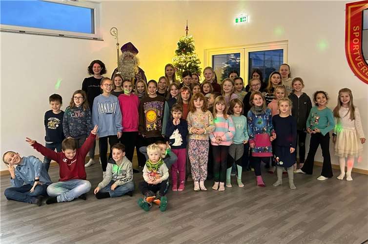 Auch der Nikolaus stattete den Nachwuchskarnevalisten einen Besuch ab.  Foto: SV Kripp