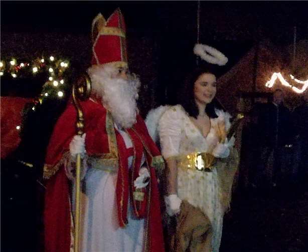 Auch der Nikolaus und sein Engel überraschten die Gäste. Privat