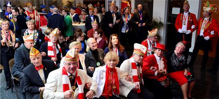 Auch der Oberbürgermeister und weitere Ehrengäste schunkelten im Publikum bei der GKKG-Gala kräftig mit.