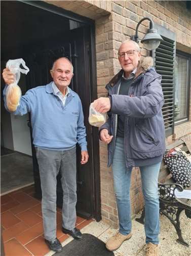 Auch der Ortsvorsteher lieferte fleißig das „Martinsbrot“. Hier bei dem „Senior“ von Oedingen. Mit 96!!! Lenzen ist Horst Seifert der „Dorfälteste“ in der Bewohnerschaft. Toll…Fotos: privat