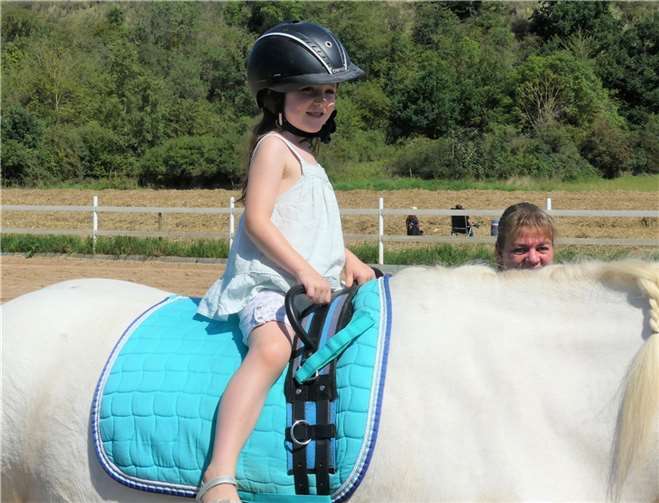 Auch der Reiternachwuchs hatte einen Riesenspaß und durfte schon einmal probeweise in einem Sattel Platz nehmen.