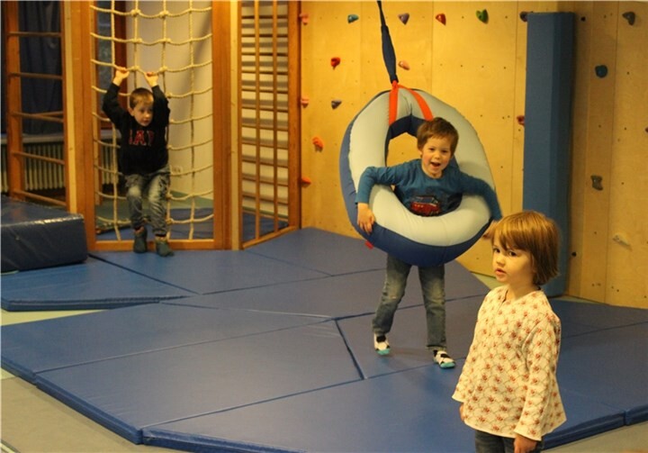 Auch der Schaukelreifen zum Schaukeln und Schwingen ist beliebt bei den Kindern. Dieser fördert den Aufbau der Muskulatur und die Körperkoordination.