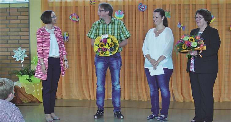 Auch der Schulelternbeirat bedachte Margret Vogt-Häuser (rechts) und Monika Neunheuser-Etzkorn mit Blumen und vielen guten Wünschen (links).. privat