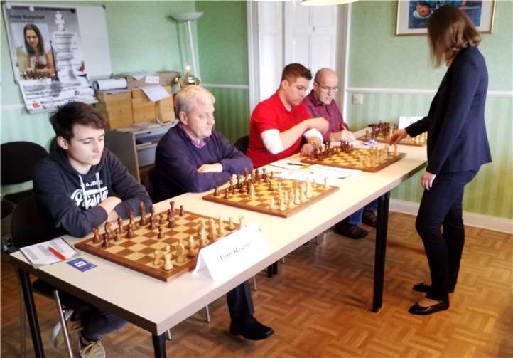 Auch der Sohn des Ehrenvorsitzenden Horst Pandorf, Thomas Pandorf, spielte gegen die Profispielerin aus der Ukraine.