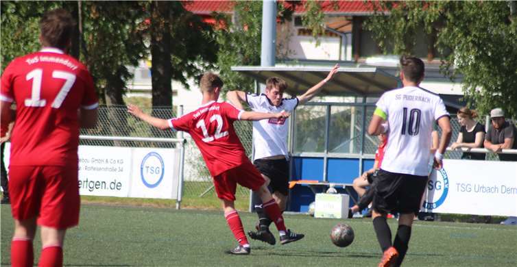 Auch der Sonntag stand ganz im Zeichen des Fußballs. Die SG Puderbachspielte gegen den VfL Oberbieber II und hier im Bild zu sehen ist eine Spielszeneaus dem Spiel SG Puderbach I gegen den TuS Immenhof. Fotos: -UP-