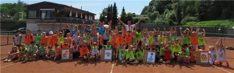 Auch der Spaß kam nicht zu kurz: Zum Abschluss des Tenniswettbewerbs sah man nur strahlende Gesichter bei den Lindenschülern. Foto: privat