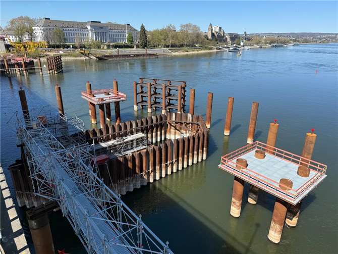Auch der Spundwandkasten im Bereich der Wasserbaustelle auf der Pfaffendorfer Seite sowie die Schiffsabweiser konnten in den vergangenen Wochen fertiggestellt werden. Foto: Stadt Koblenz/ Julian Häuser