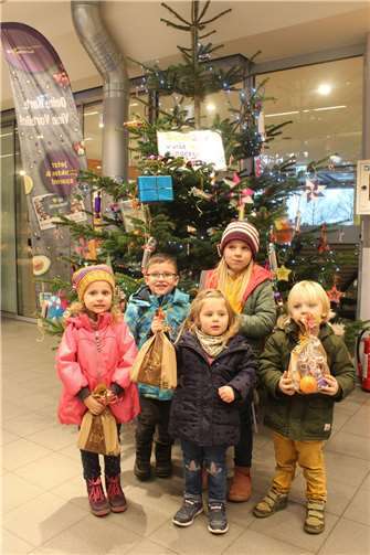 Auch der Tannenbaum im E-Center im Einkaufszentrum in Berkum verwandelten die Kinder in einen festlichen Weihnachtsbaum.