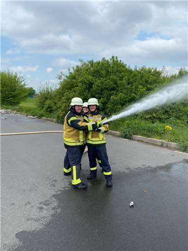 Auch der Umgang mit Löschgeräten und Schläuchen wurde geprobt.