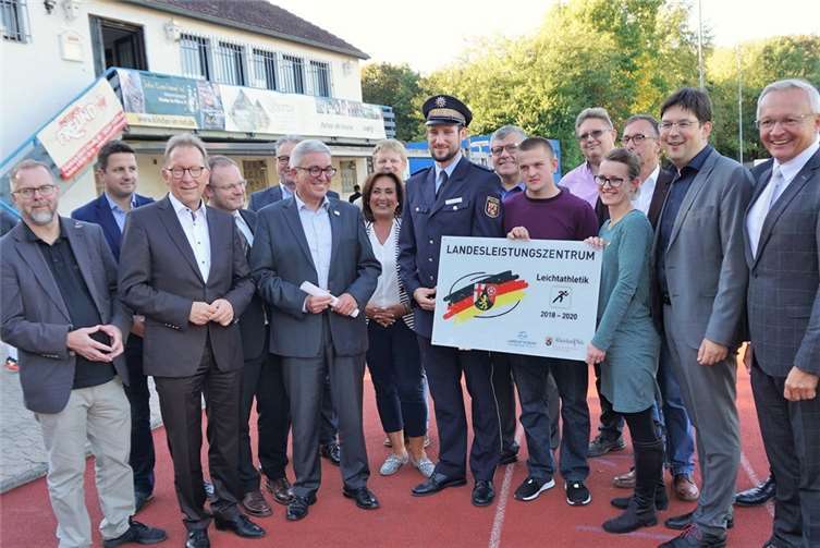 Auch der Vorsitzende der LG Rhein-Wied Erwin Rüddel (3.v.l.) freute sich besonders über die Ernennung. Fotos: FF