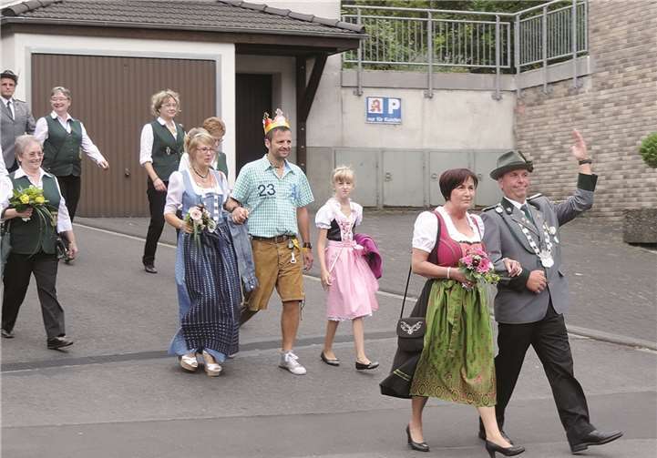 Auch der Waldbreitbacher Schützenkönig Thomas Over und die Bürgerkönigin Silke Beyer waren beim Festumzug durch das Dorf dabei.