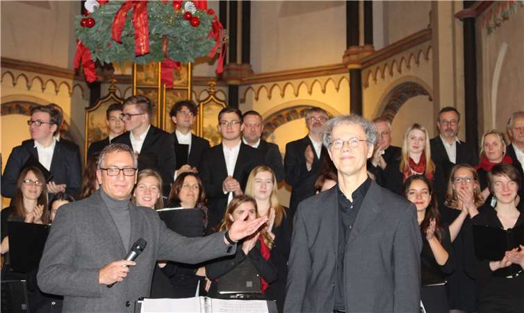 Auch der derzeitige Schulleiter Ralf Thielen (links) hat das Konzert genossen und bedankt sich beim Chor und dessen Leiter Ulrich Bauer (rechts).