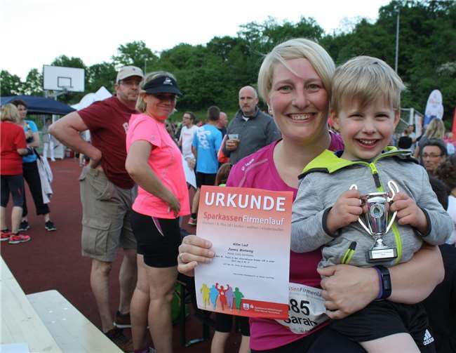 Auch der dreijährige Jannis Mintenig war beim Bambinilauf mit von der Partie und freute sich über einen Pokal mit Siegerurkunde.