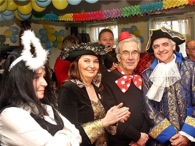 Auch der ehemalige Pfarrer Gerd Hensel (2. v. r.) und Hans-Werner Adams, Vorsitzender der CDU-Stadtratsfraktion, hatten eine Vorladung erhalten, und auch der Sinziger SPD-Vorsitzende Axel Friedrich (hinten, Mitte) musste vor dem Kadi erscheinen.