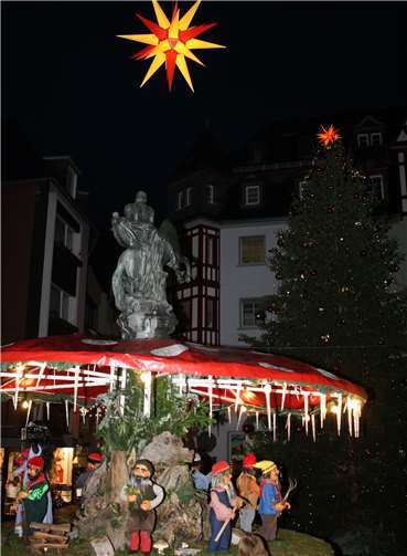 Auch der festlich geschmückte Marktplatz verbreitet schon weihnachtliches Flair.