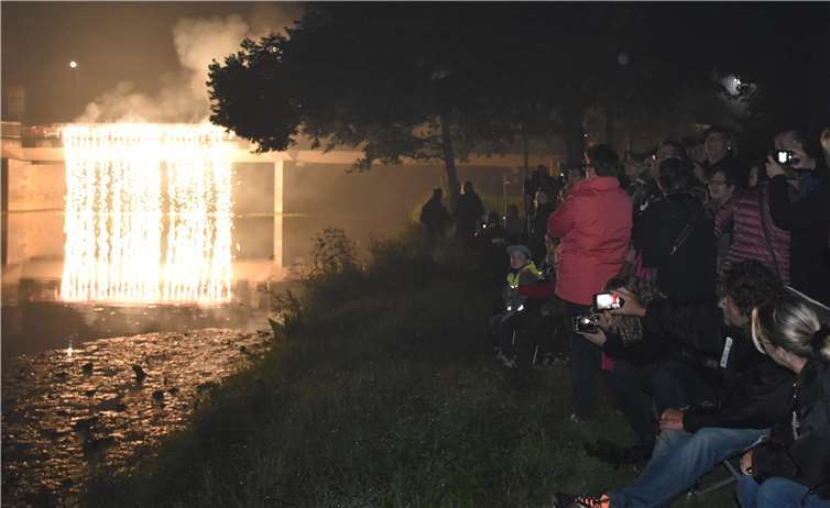 Auch der feurige Wasserfall an der Wiedbrücke begeisterte die Zuschauer. Fotos: HEP